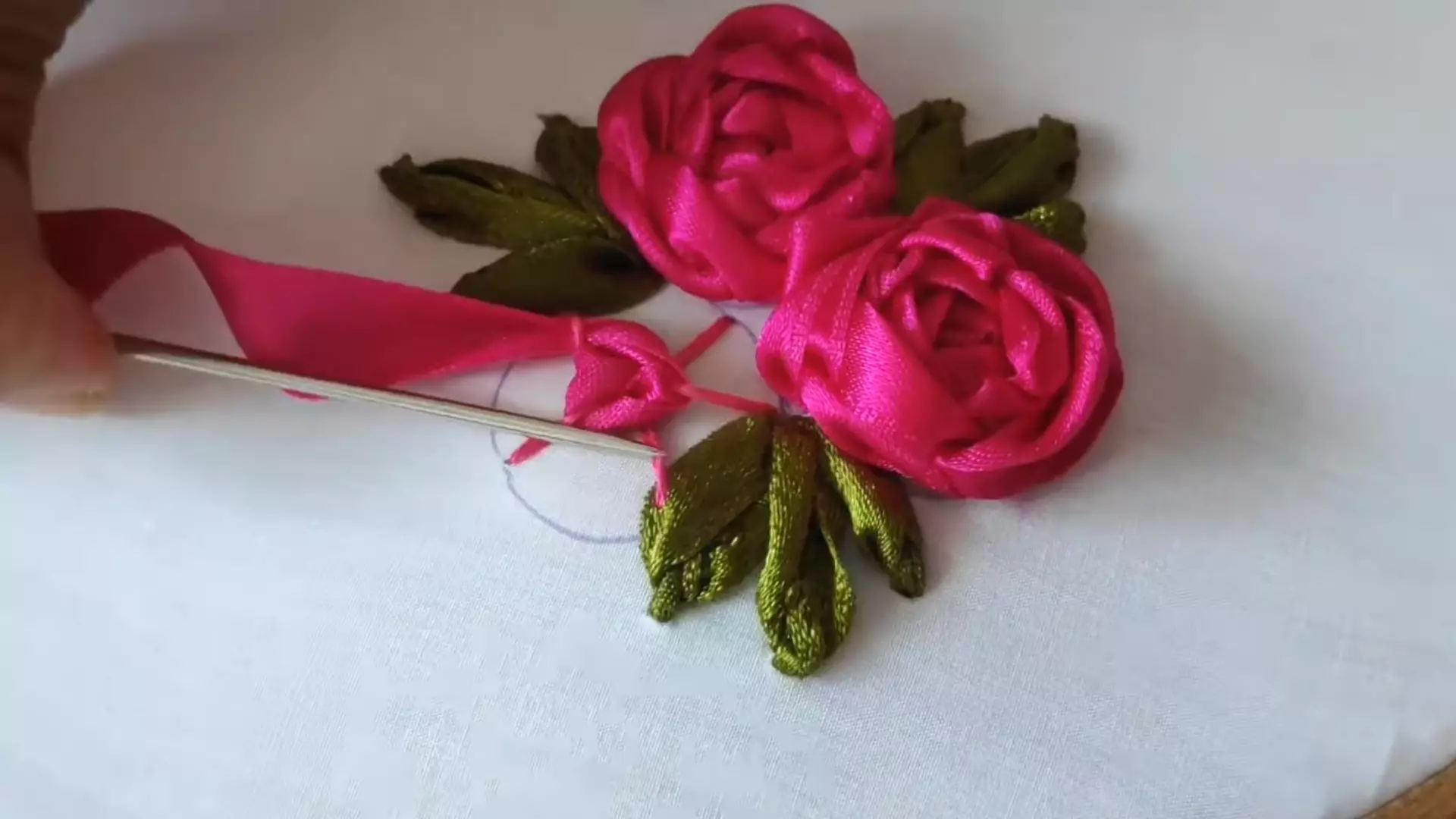 EMBROIDERY FLOWERS IN SATIN FLOWER STITCH
